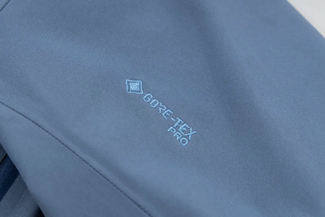 ARCTERYX beta SV ZP YKK ， ， ， 。 Beta LT ， 。 bluesign@ N 3LGORE-TEX ， Wear-Resistant， 、 Breathable， 。 Storm Hood™ ， Water Tight™ ， ， ， 。 BETA： 。 ， Wear-Resistant。 GORE-TEX： 、 、Breathable 。 ，VISLON ， Velcro ， Zip-in， ARC TERYX